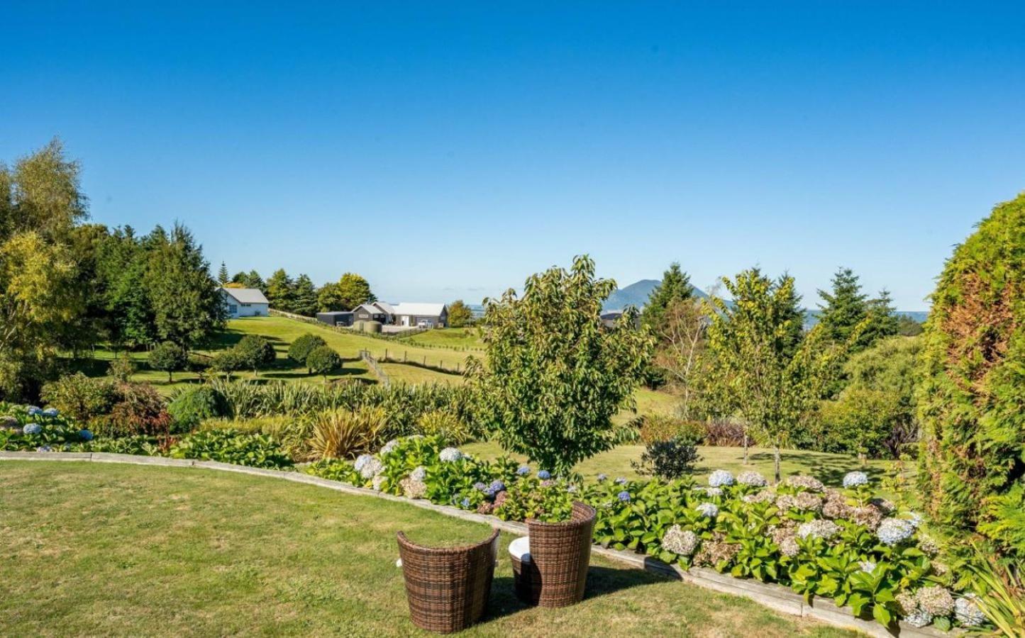 Mountviews Lodge Taupo Exterior photo
