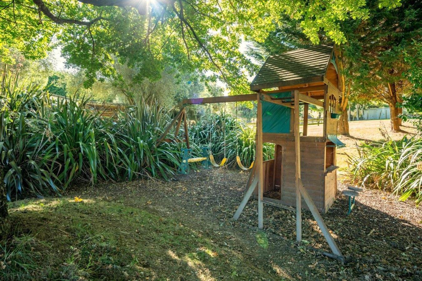 Mountviews Lodge Taupo Exterior photo