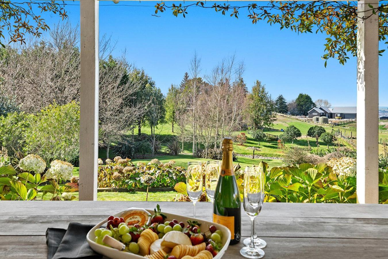 Mountviews Lodge Taupo Exterior photo