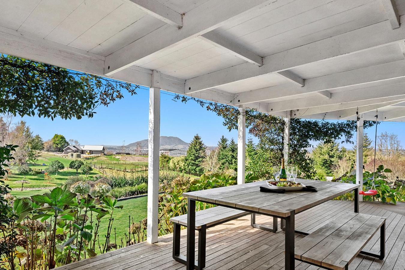 Mountviews Lodge Taupo Exterior photo