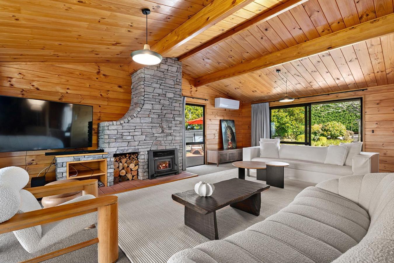 Mountviews Lodge Taupo Exterior photo
